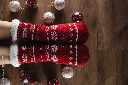 piernas de mujer con medias de navidad y adornos navideños 