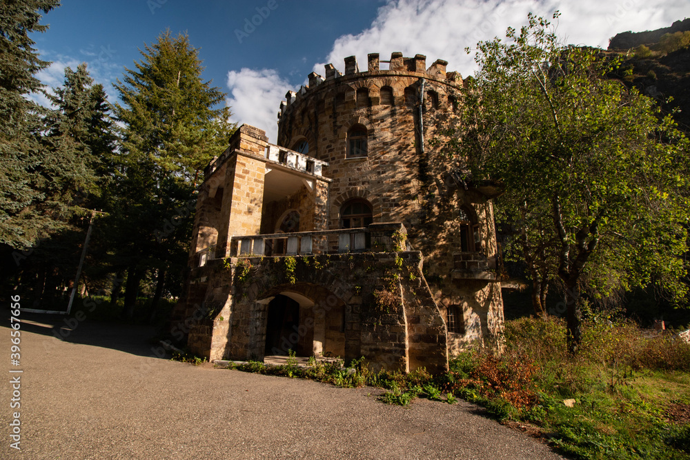 Fototapeta premium abandoned stone castle in the mountains