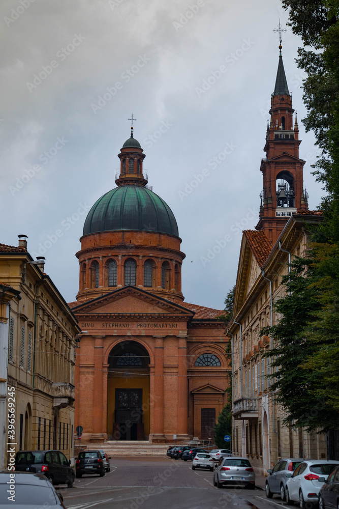 Obraz premium cassalmaggiore cathedral on a cloudy day