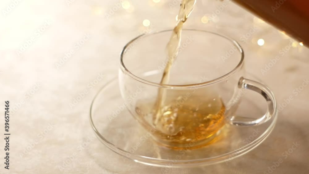 お茶(麦茶)をグラスに入れる。日本人がよく飲むお茶(麦茶)。水分補給、おうち時間、休憩時間。 お茶(麦茶)をグラスに入れる。日本人がよく飲むお茶(麦茶)。水分補給、おうち時間、休憩時間。