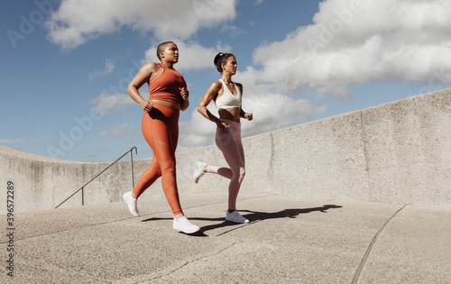 Fototapeta Naklejka Na Ścianę i Meble -  Two women jogging together