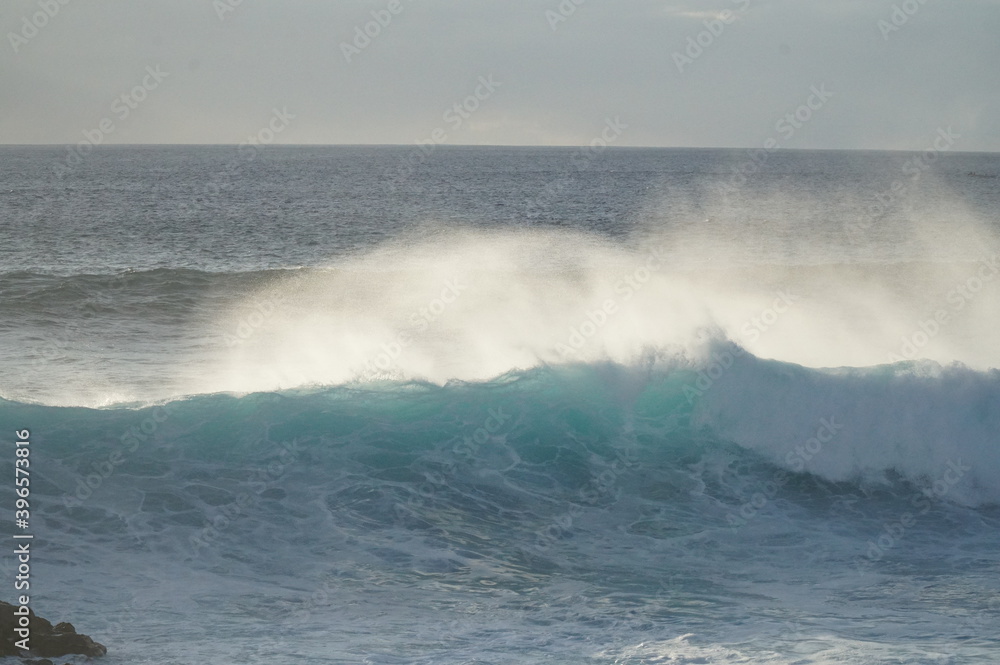 力強い波としぶき   イースター島/南太平洋