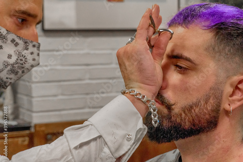 Cliente realizando un servicio de barbería y peluquería photo