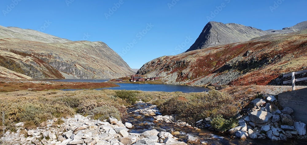 Obraz premium Sunny autumn day in Rondane national park in Norway