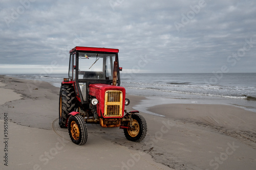 Stary traktor na plaży