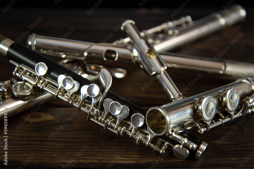 Naklejka premium flute parts scattered on a wooden surface