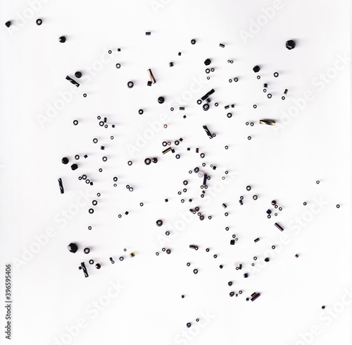 紙の上に散らばった黒いビーズ © コトムラKT