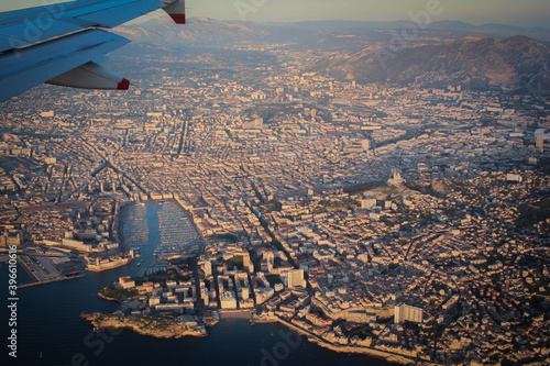 une vue aérienne de Marseille et du vieux port vue d'un avion