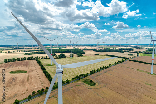 Blick auf Windräder und über Wiesen und Wälder, die im Hintergrund an Berlin grenzen.  photo