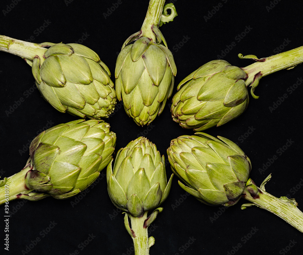 Obraz premium Alcachofas verdes sobre fondo negro