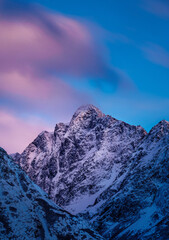 Fototapete Lavendelfarbene Motive Verschneite Berggipfel im Winter  © tylermyates