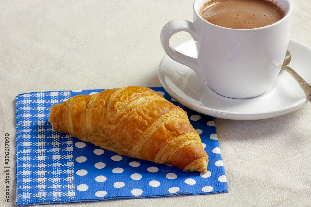 tasse de chocolat chaud et viennoiserie sur une table tasse de chocolat chaud et viennoiserie sur une table