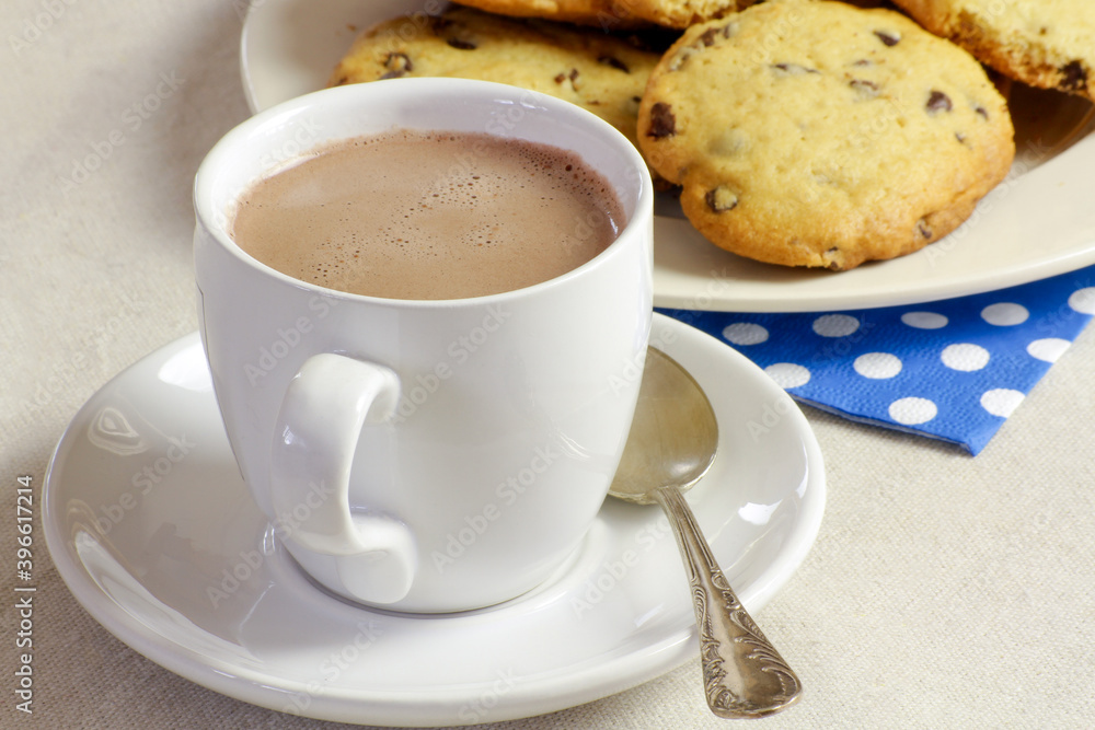 tasse de chocolat chaud et biscuits sur une table tasse de chocolat chaud et biscuits sur une table