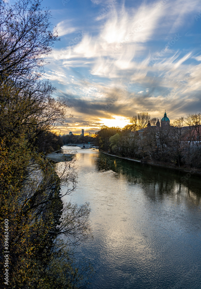 Schönes München: die Isar bei der Maximiliansbrücke / Praterinsel am Abend bei Sonnenuntergang Schönes München: die Isar bei der Maximiliansbrücke / Praterinsel am Abend bei Sonnenuntergang