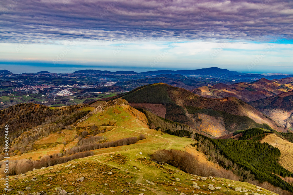 Fototapeta premium Paisajes durante la subida al monte Adarra