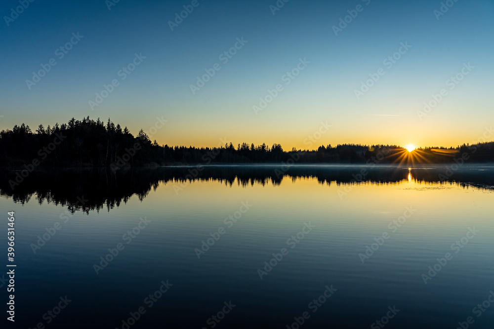 Sonnenuntergang am Deixlfurter Weiher / See Nähe Tutzing mit fantastsicher Stimmung / Spiegelung im Wasser Sonnenuntergang am Deixlfurter Weiher / See Nähe Tutzing mit fantastsicher Stimmung / Spiegelung im Wasser