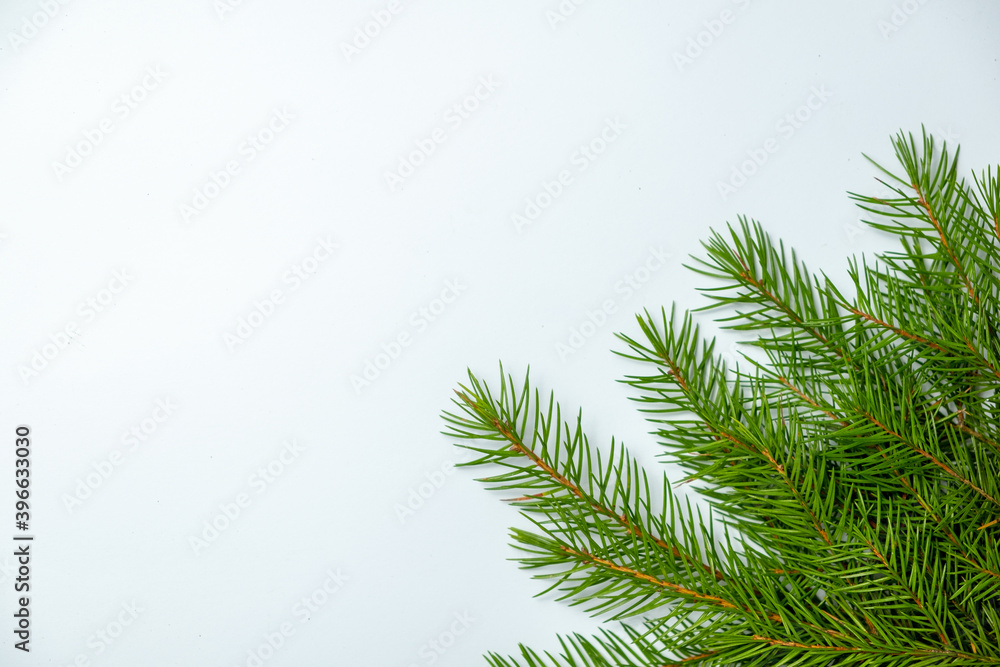 Naklejka premium Christmas or New Year background with green fir branches on a white background. top view and copy space