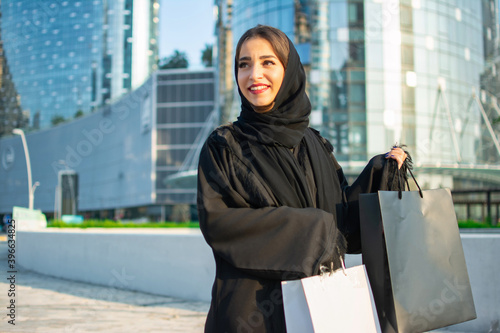 Canvas Print Young muslim woman enjoying shopping time in the city of Abu Dhabi