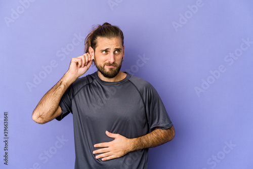 Fotografia Young man with long hair look covering ears with fingers, stressed and desperate by a loudly ambient