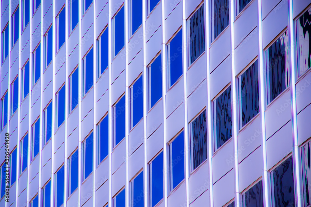 Pared de edificio de oficinas con ventanas azules. Pared de edificio de oficinas con ventanas azules.