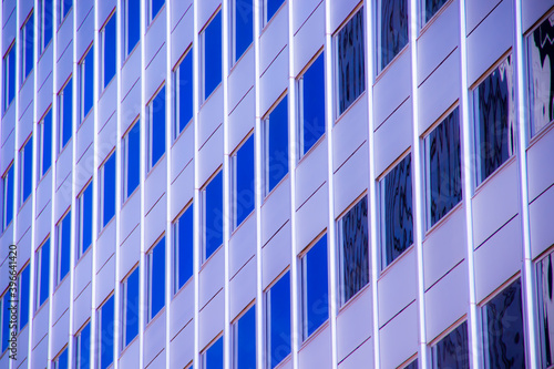 Pared de edificio de oficinas con ventanas azules.