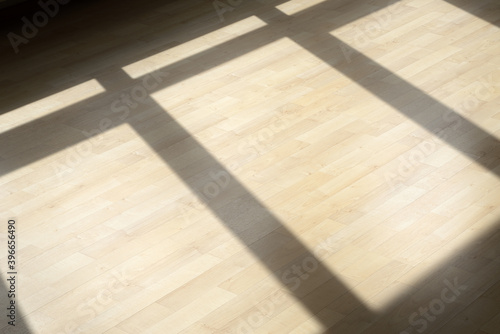 Fenster Schatten auf Fußboden Parkett Holz Innenausstattung Interieur Wohnung Immobilie Sonnenlicht hell © gradt