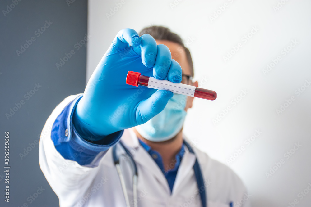 Φωτογραφία The doctor or laboratory assistant holds in his hand a laboratory tube with blood and a clean place to enter the text of the analysis that will be carried out