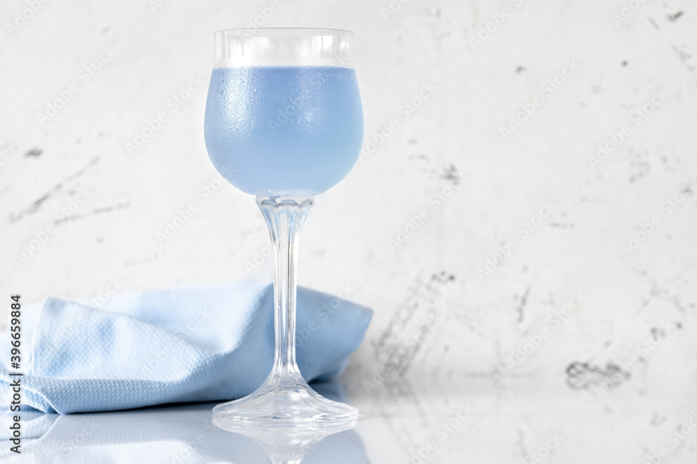Obraz premium Glass of Aviation cocktail