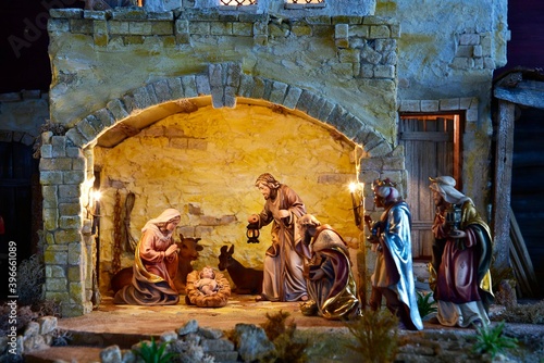 Weihnachtskrippe orientalisch, Geburt Jesu, heilige Nacht, Weihnachten, heilige drei Könige, Krippenstall,
Krippenszene photo