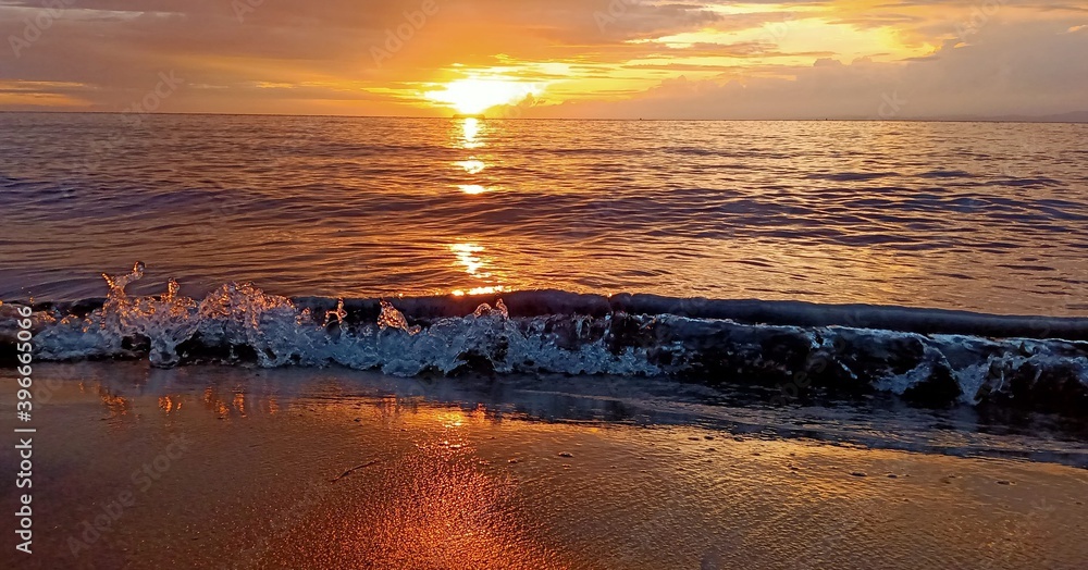 Naklejka premium sunset over the sea