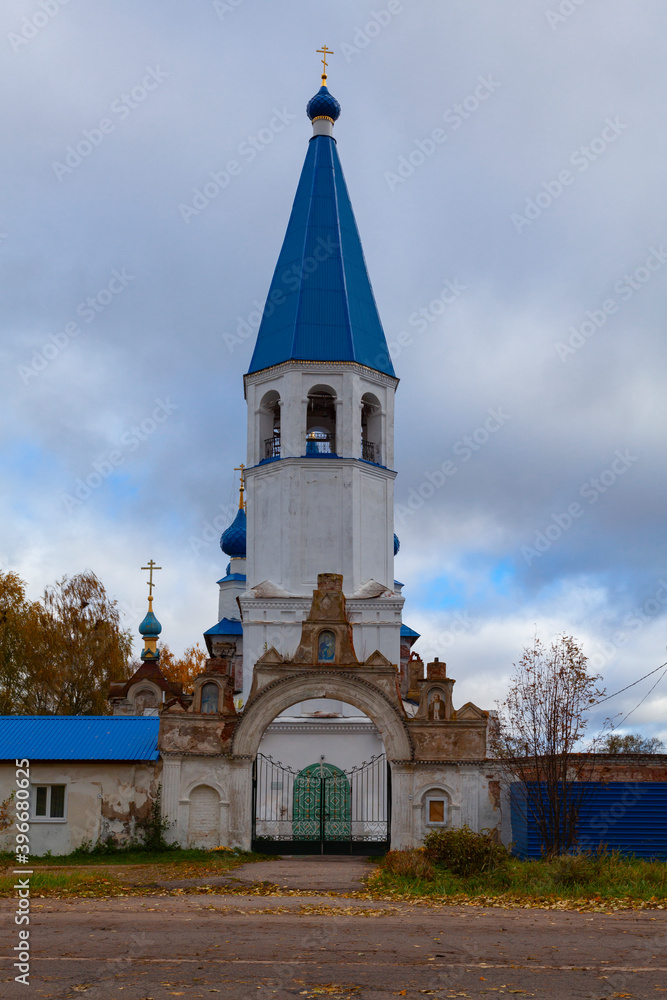 Obraz premium View of the bell tower of the Church of the Smolensk Icon of the Mother of God in Sereda (Yaroslavl region, Russia)