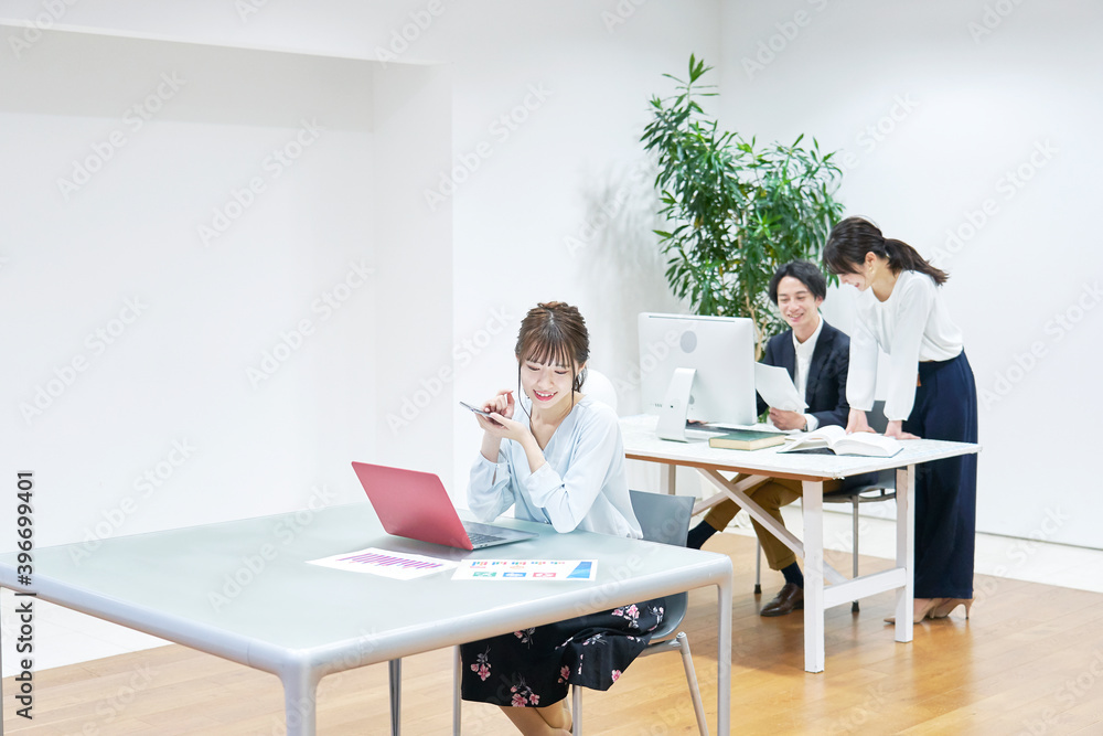オフィスで働く女性