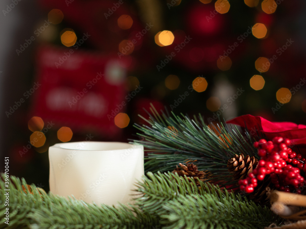 BELLO ADORNO NAVIDEÑO Y VELA BLANCA CON FONDO BORROSO DE ÁRBOL DE NAVIDAD CON LUCES CÁLIDAS, POSTAL NAVIDEÑA, LA MAGIA DE LA NAVIDAD, FONDO. BELLO ADORNO NAVIDEÑO Y VELA BLANCA CON FONDO BORROSO DE ÁRBOL DE NAVIDAD CON LUCES CÁLIDAS, POSTAL NAVIDEÑA, LA MAGIA DE LA NAVIDAD, FONDO.