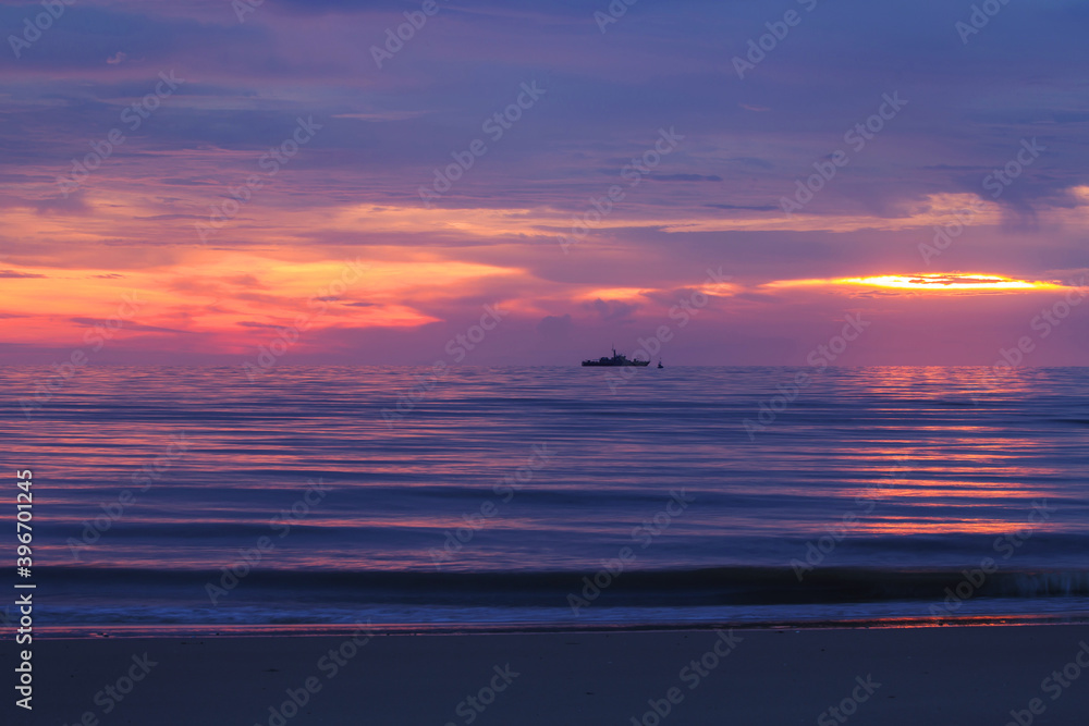 Naklejka premium Beautiful sunrise in the sea on the beach