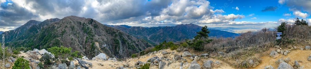Naklejka premium 鈴鹿山脈、ハライド山頂より釈迦ヶ岳までの稜線を望む大パノラマ