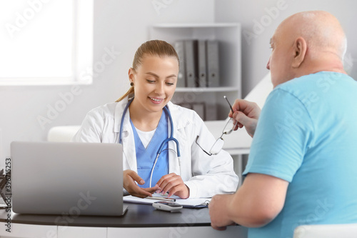 Senior diabetic man visitin...