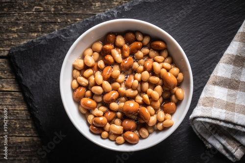 Mix of legume beans and chickpeas with sauce.