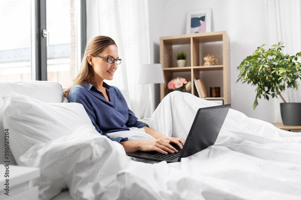 Φωτογραφία remote job, people and business concept - happy smiling young woman in glasses w