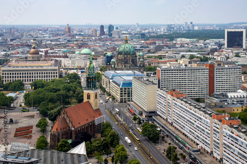 Panorama auf die Karl-Liebknecht-Straße in Berlin-Mitte mit Blick auf den Berliner Dom, die St. Marienkirche und den Potsdamer Platz. © Marco