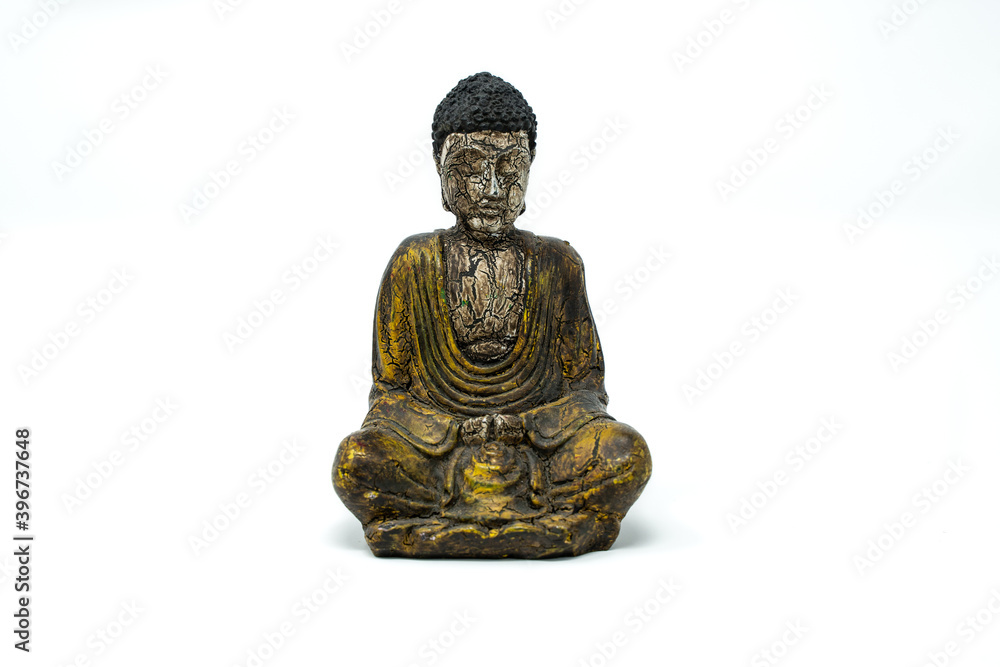 vecchia statuetta di buddha su sfondo bianco vecchia statuetta di buddha su sfondo bianco