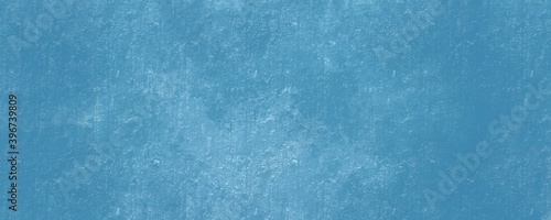 Sfondo acquerello in pittura blu e azzurro con trama angosciata nuvoloso e grunge marmorizzato, nebbia morbida, nebuloso e colori pastello, web banner astratto. 