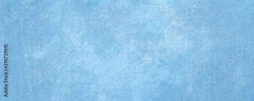 Sfondo acquerello in pittura azzurra e bianca con trama angosciata nuvoloso e grunge marmorizzato, nebbia morbida, nebuloso e colori pastello, web banner astratto. Bianco al centro. © Kateryna Kovarzh
