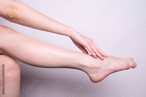 massage of leg muscles with hands, unpleasant pain in the legs © Аркадий Коробка