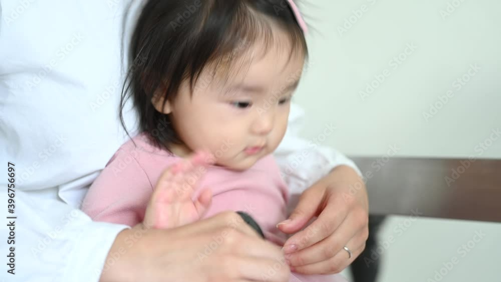 小児科医の診察を受診する赤ちゃん 小児科医の診察を受診する赤ちゃん