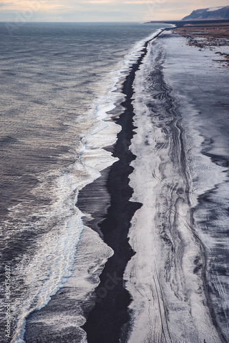 Wallpaper Mural La Spiaggia nera infinita al tramonto, Islanda Torontodigital.ca