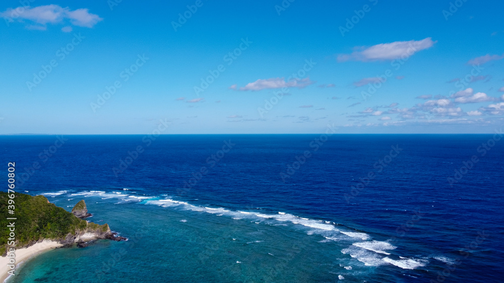 沖縄の澄んだ海と青空の対比が美しいドローン空撮写真