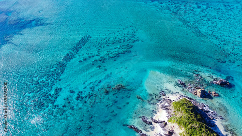 青く澄んだ海と半島の先端のドローン空撮写真 © NinjaTech LLC