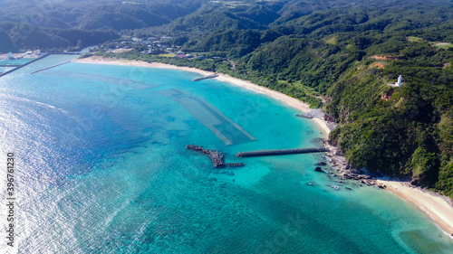 青い海とテトラポッドが特徴的な海岸線のドローン空撮写真