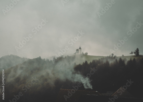 Eglise de Jamnik dans le brouillard