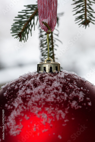 Rote Weihnachtskugel mit Schnee